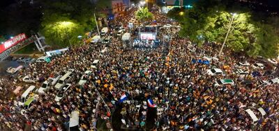 Consumada la aplastante victoria, simpatizantes de Yo Creo se acercaron a Prieto y Mujica a escucharlos y festejar junto con ellos.