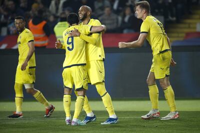Los jugadores del Villarreal celebran la victoria de su equipo, durante el partido de la jornada 22 de LaLiga EA Sports entre el FC Barcelona y el Villarreal CF, este sábado en el estadio Olímpico de Montjuic, en Barcelona.