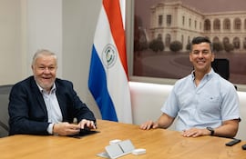 Jorge Brítez, presidente del IPS junto con Santiago Peña.