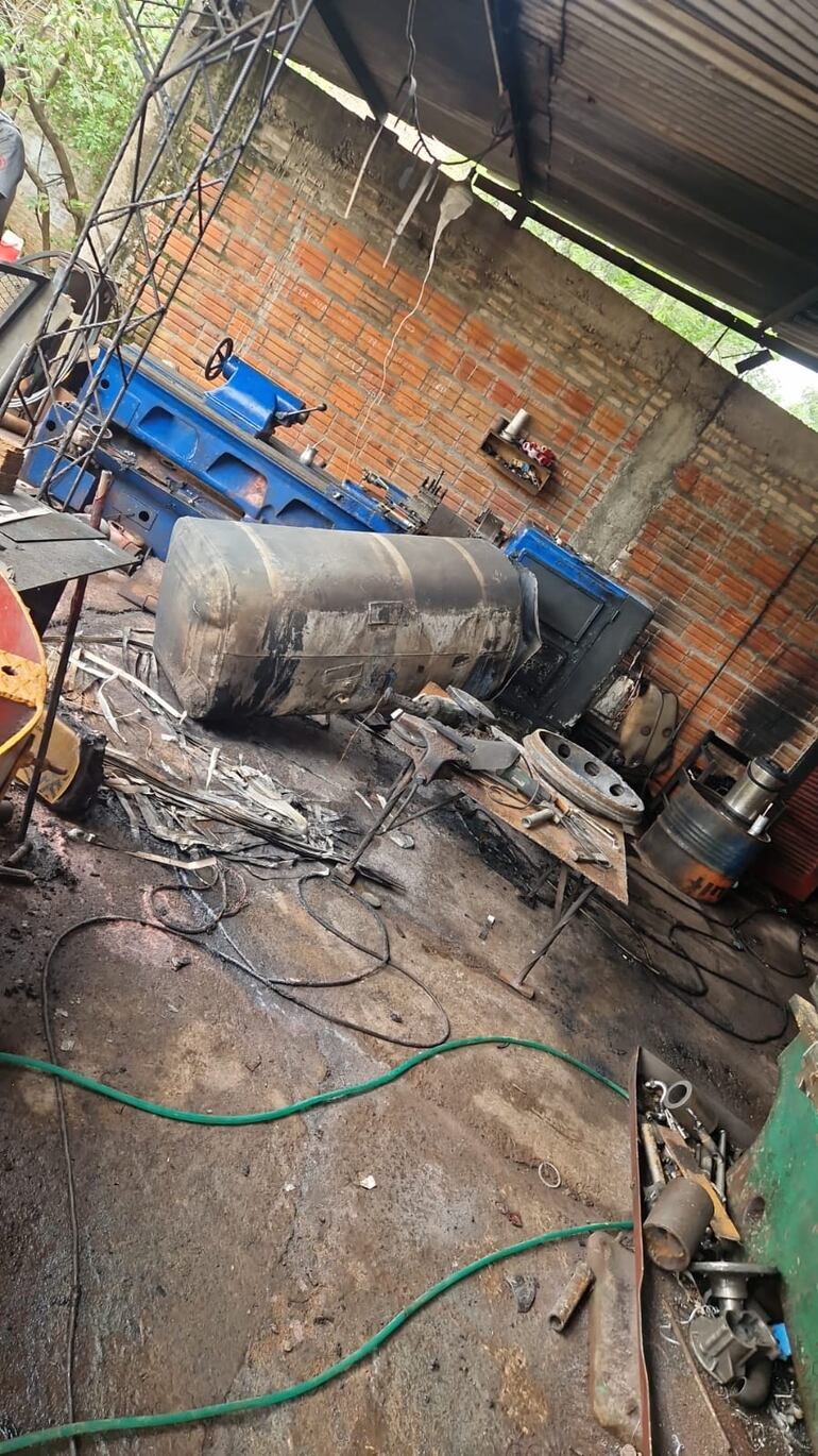 Así quedó la tornería donde explotó el tanque de combustible que estaban soldando y dejó un fallecido.