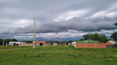 Paisaje rural con casas de ladrillo y cielo nublado, reflejando la inminencia de una tormenta en la región.