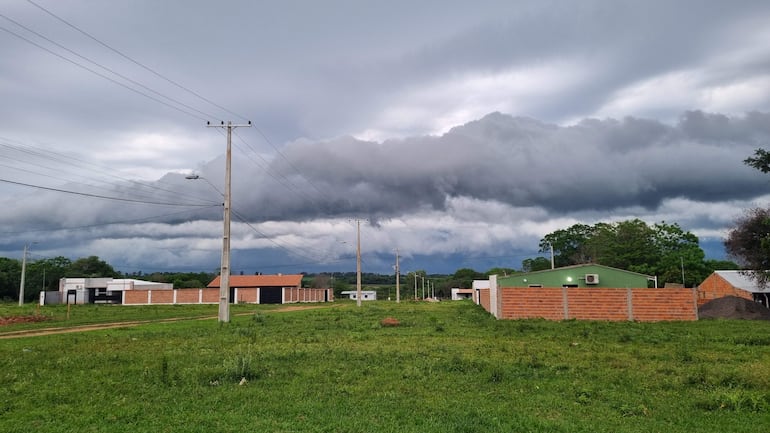 Paisaje rural con casas de ladrillo y cielo nublado, reflejando la inminencia de una tormenta en la región.