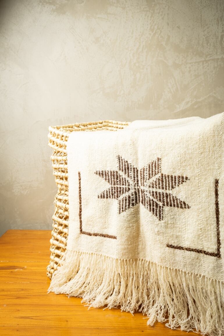 Colchas tejidas a mano serán ofrecidas en la feria "Invierno" este fin de semana.