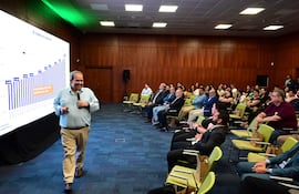 Economista Manuel Ferreira lideró el conversatorio dirigido a clientes.