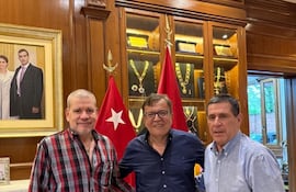 De izq. der.: Antonio Barrios, Nicanor Duarte Frutos y Horacio Cartes, en la residencia del exjefe de Estado en Asunción, el martes pasado. Al día siguiente, se estallaron una serie de cuestionamientos al gobierno de Santiago Peña. (Foto de archivo).