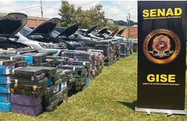 Parte de los vehículos y del cargento de los 14.200 kilos de marihuana que formaban parte de la narcocaravana de Macho.