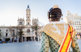 Mujer vestida de "fallera", Valencia, España.