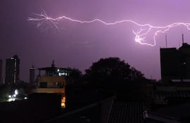 Meteorología prevé lluvias y tormetas en cuatro departamentos esta noche