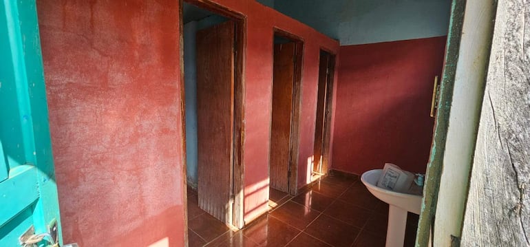 El baño de la Escuela Básica N° 1334 Don Isaac Ortíz en Zanja Pytã presenta deficiencias y necesidades urgentes.