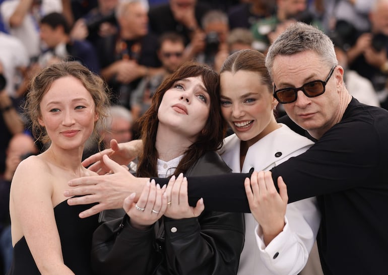 El cineasta Nicolas Winding Refn y las actrices Havana Rose Liu, Sophie Thatcher y Kristine Froseth durante la presentación de 'Her Private Hell' en Cannes.