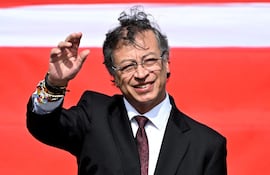 El presidente de Colombia, Gustavo Petro, saluda durante un desfile militar para conmemorar el Día de la Independencia de Colombia en Bogotá.