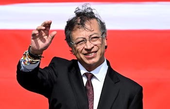 El presidente de Colombia, Gustavo Petro, saluda durante un desfile militar para conmemorar el Día de la Independencia de Colombia en Bogotá.