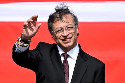 El presidente de Colombia, Gustavo Petro, saluda durante un desfile militar para conmemorar el Día de la Independencia de Colombia en Bogotá.