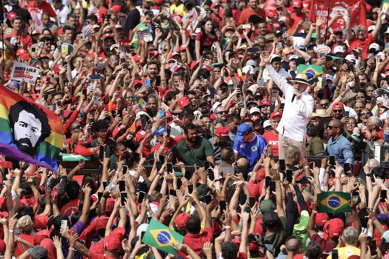El presidente de Brasil, Luiz Inácio Lula da Silva, habla durante el lanzamiento de campaña para su reelección, con el foco puesto en el combate a la violencia de género y al crimen organizado y la promesa de continuar con los programas sociales, este domingo, en el Estadio Primero de Mayo en São Bernardo do Campo (Brasil) 
