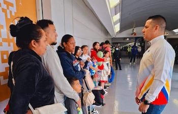 Se observa la llegada de 158 migrantes venezolanos repatriados desde México en el Aeropueto.