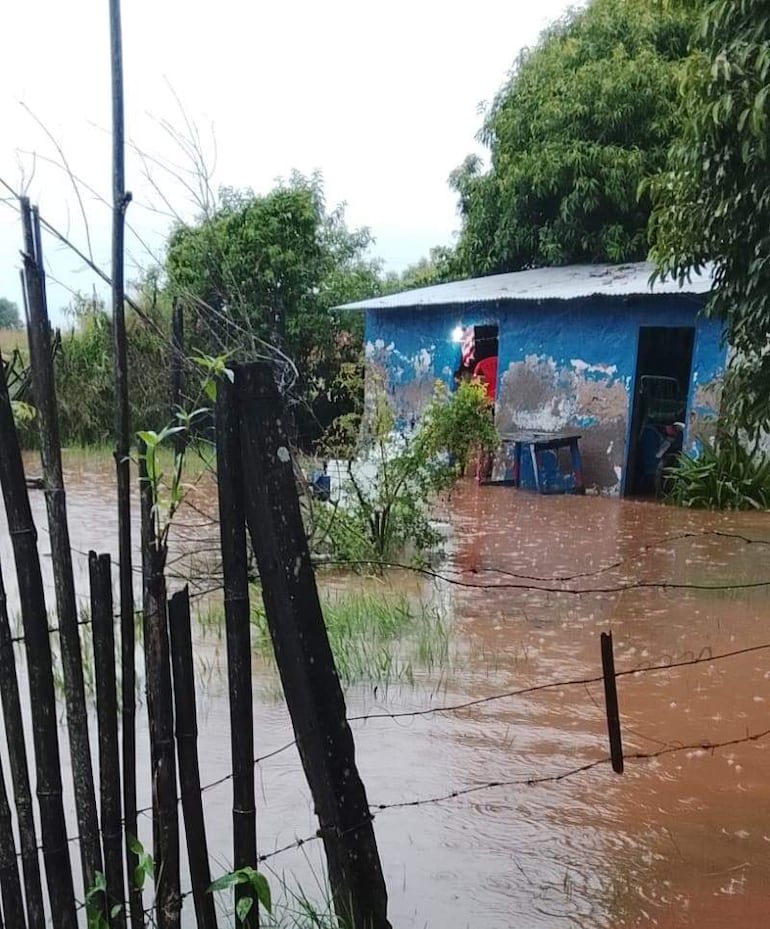Dos viviendas resultaron anegadas en Carapeguá debido al taponamiento de la canalización.