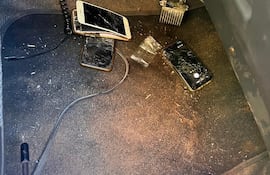 Teléfonos celulares que Mariano Genes intentó destruir cuando fue detenido por la Policía Nacional.