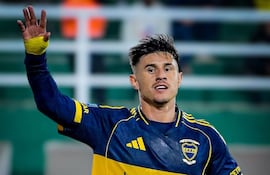 El paraguayo Adam Bareiro, delantero de Boca Juniors, celebra un gol en el partido frente a Defensa y Justicia por la fecha 16 del torneo Apertura 2026 de la Liga Profesional de Argentina en el estadio Norberto Tomaghello, en Buenos Aires, Argentina.