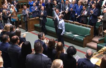 Ovación al diputado del Partido Conservador Británico Craig Mackinlay en la Cámara de los Comunes.