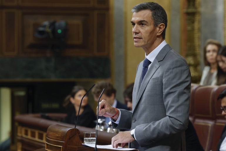 El presidente del Gobierno, Pedro Sánchez, interviene en el pleno en el que se debate y vota los decretos de vivienda del Gobierno celebrado este viernes en el Congreso.
