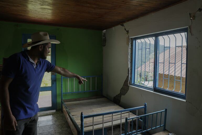 Un poblador observa los daños de su casa afectada por el terremoto en Ansermanuevo (Colombia).