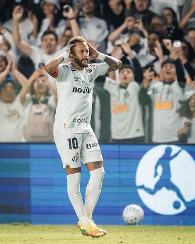 El astro brasileño, Neymar Jr. celebra uno de los tantos que marcó en el empate de Santos FC con Chapecoense.