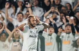El astro brasileño, Neymar Jr. celebra uno de los tantos que marcó en el empate de Santos FC con Chapecoense.