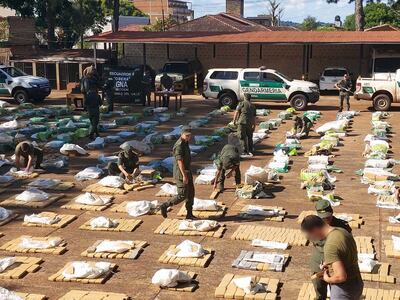 Decomiso de más de 10 toneladas de marihuana presumiblemente de origen paraguayo en Argentina.