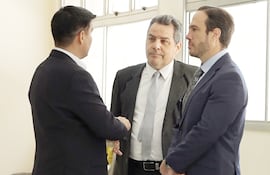 Marcio Battilana (derecha) y Alfredo Kronawetter, abogados de dos de los directivos del Banco Atlas imputados en el caso Conmebol.