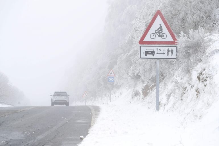 Nieve en la carretera LU 633 en el Alto do Poio en Lugo, Galicia.