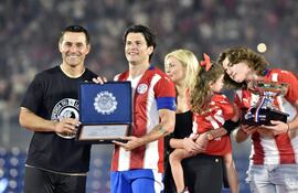 Una plaqueta que con seguridad ocupará un lugar privilegiado es el que entregó Justo Villar a Nelson Haedo, dos mundialistas.