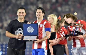 Una plaqueta que con seguridad ocupará un lugar privilegiado es el que entregó Justo Villar a Nelson Haedo, dos mundialistas.