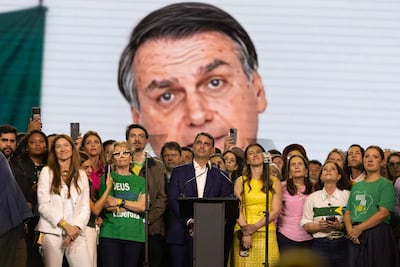 El senador Flávio Bolsonaro (c) reacciona durante la transmisión de un video de su padre, el expresidente Jair Bolsonaro enviando un mensaje de apoyo, el pasado sábado en la convención nacional del Partido Liberal (PL) en Sao Paulo (Brasil).