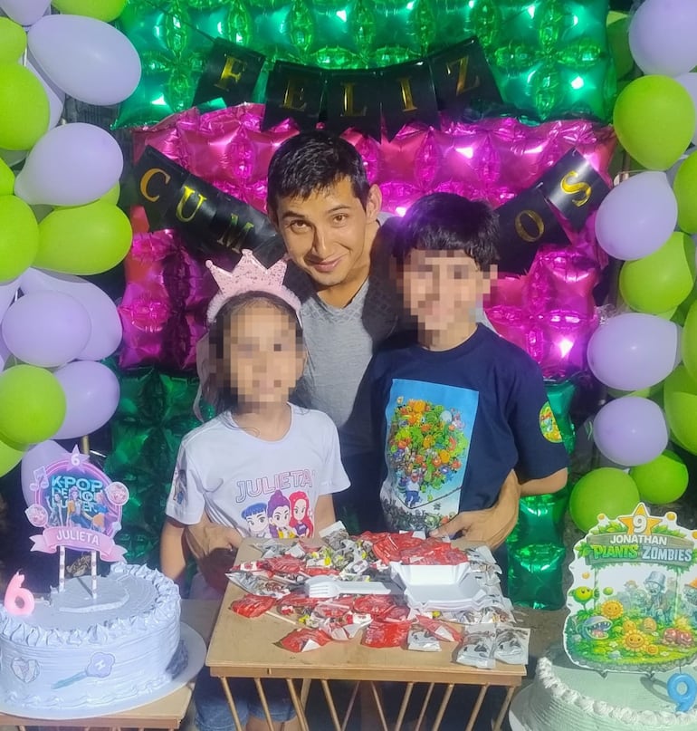 Diego Mendoza, paciente hepático, con sus hijos. 