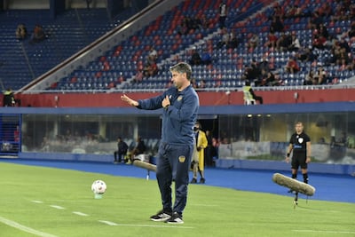 El entrenador del Sportivo Luqueño, Hernán Rodrigo López dando indicaciones en el duelo ante Cerro Porteño, disputado en el estadio La Nueva Olla.