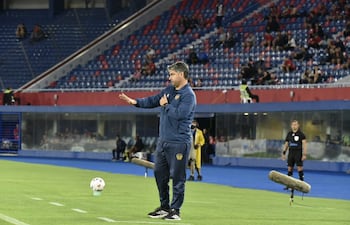 El entrenador del Sportivo Luqueño, Hernán Rodrigo López dando indicaciones en el duelo ante Cerro Porteño, disputado en el estadio La Nueva Olla.