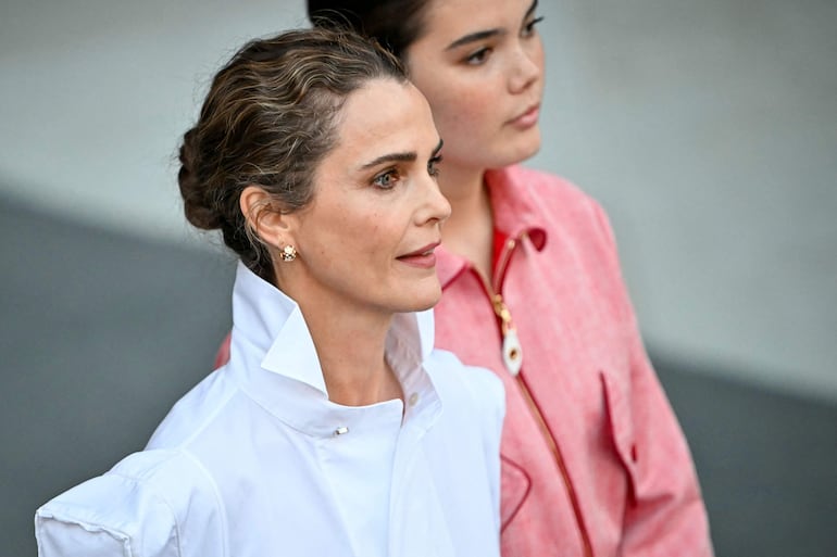 La actriz estadounidense Keri Russell también fue una de las invitadas especiales al desfile de Louis Vuitton en el Paris Fashion Week. (LOU BENOIST / AFP)