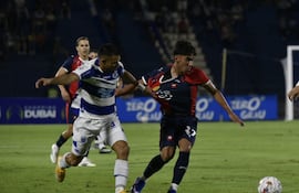 El extremo de Cerro Porteño, Gabriel Aguayo intenta avanzar sobre la banda ante la persecución del lateral de Sportivo 2 de Mayo, Wilson Ibarrola.