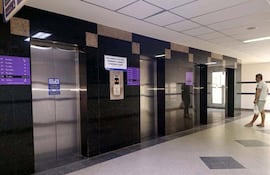 Los ascensores de Clínicas, según los médicos, no tienen mantenimiento desde 2022, pero según sus directivos, el último fue en diciembre. Está clausurado el elevador donde cayó el cielorraso.