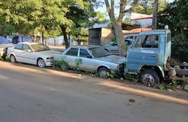 Chatarras en la vía pública desde hace meses, denuncian vecinos del barrio Los Laureles.