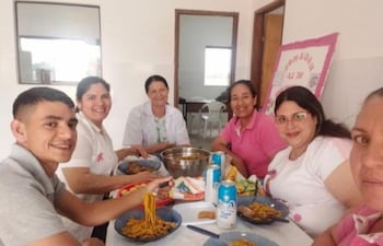 Funcionarios del Puesto de Salud de Tacuaras con bebida alcoholica incluida celebrando el cumpleaños de una funcionaria dentro de la institución de salud