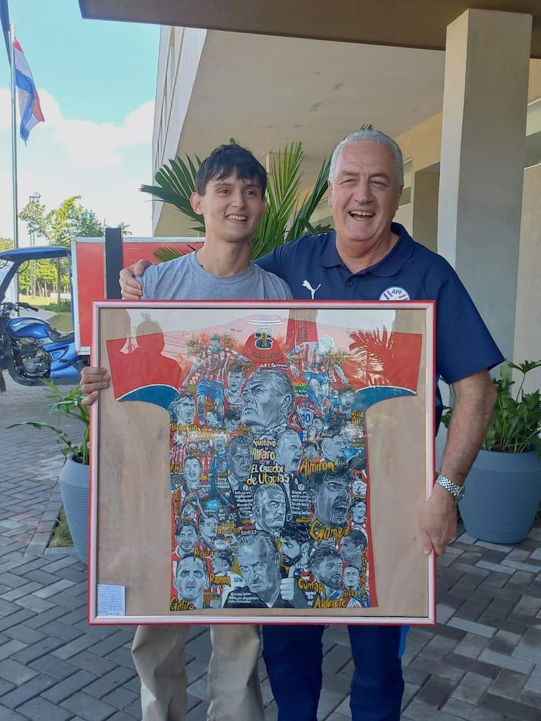 Gustavo Alfaro recibió sonriente una camiseta artística pintada por Ignacio Villalba - Gente