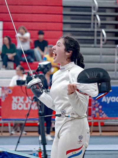Monteserrat Viveros festeja su paso a la final de espada femenina en los Juegos Bolivarianos. Gran jornada del Team Paraguay.