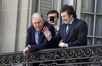 El presidente de Argentina Javier Milei (d) junto a Gerardo Werthein, nuevo canciller argentino. (archivo)