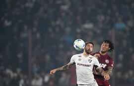 El delantero de Fluminense, Everaldo a la izquierda, y el defensor de Lanús, José María Canale a la derecha, luchan por el balón durante el partido de ida de los cuartos de final de la Copa Sudamericana entre el equipo argentino Lanús y el brasileño Fluminense, en el Estadio Ciudad de Lanús, en la provincia de Buenos Aires, Argentina.