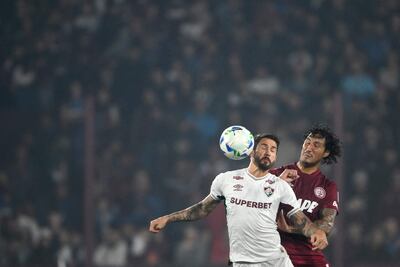 José María Canale (derecha), eficiente defensor paraguayo de Lanús.