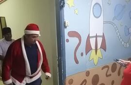 Cristian González cada año recorre los hospitales vestido de Papá Noel a repartir regalos.