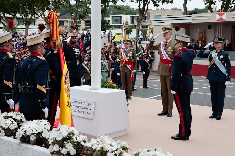 El rey Felipe presidió el acto central del Día de la Fuerzas Armadas y la princesa Leonor lo acompañó por primera vez a dicha ceremonia. (EFE/Lavandeira Jr)
