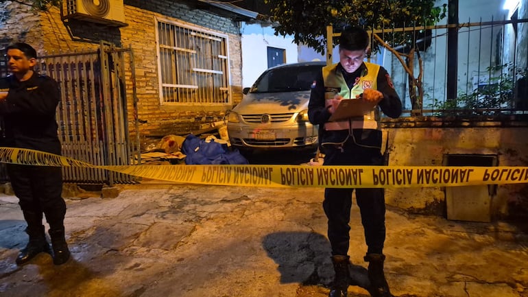 Los uniformados custodian el sitio donde cayó y finalmente expiró la víctima.