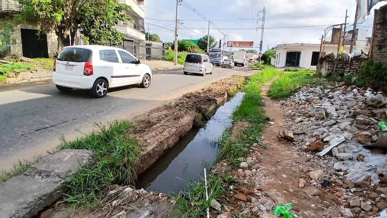 La Avda. Avelino Martínez presenta en casi todo el trayecto brotes de agua, que debe ser cuidado para evitar un impacto al medioambiente.